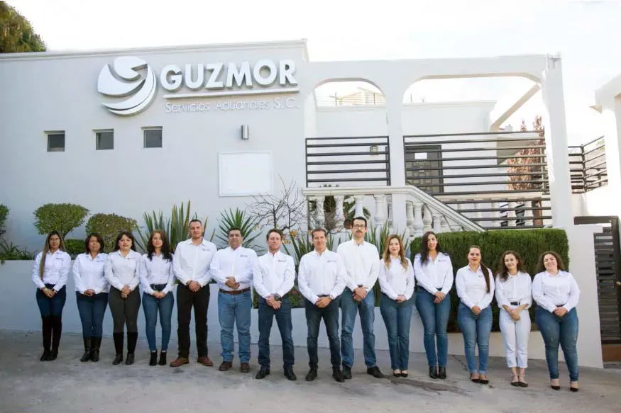 Equipo de Guzmor Servicios Aduanales frente a sus oficinas en Nogales